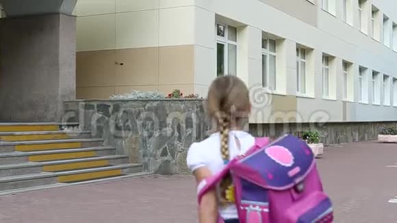 愤怒的女孩背着背包去楼上上学回到学校的概念年轻白人女孩背包的搞笑镜头视频的预览图