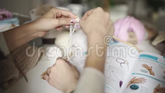 女性手学习用针织图案编织女人休闲视频的预览图