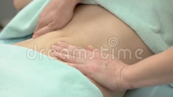 手按摩女性腹部视频的预览图
