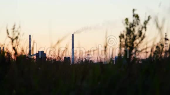 环境污染黎明时的工业企业视频的预览图