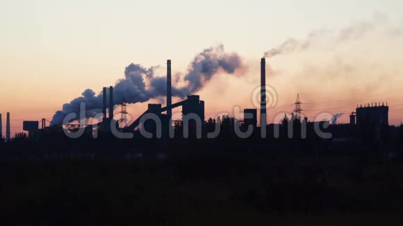 黎明时分城市内的工业企业视频的预览图