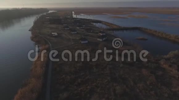 阿斯特拉汗伏尔加河松泉季节视频的预览图