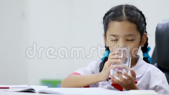 亚洲小女孩在泰国幼儿园学生统一饮用水近距离拍摄视频的预览图