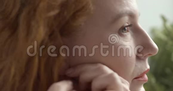 一个漂亮女人戴耳环的肖像视频的预览图