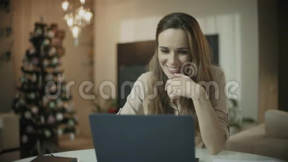 在圣诞节假期工作的商务女性手提电脑视频的预览图