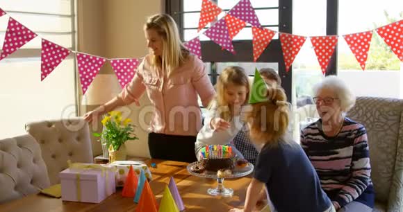 家庭4k客厅多代家庭庆祝生日视频的预览图