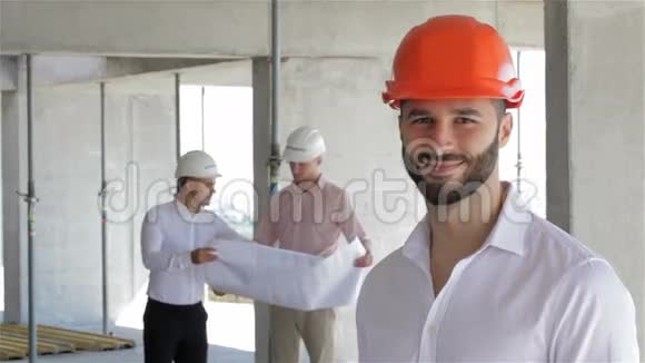 建筑工程师在正在施工的大楼里摆姿势视频的预览图