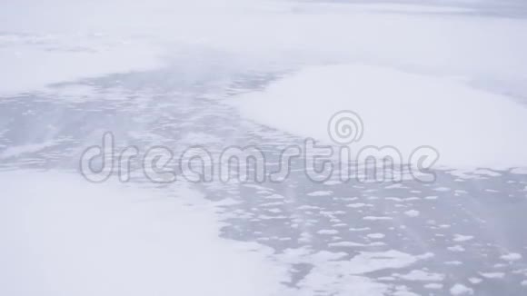 寒冷的冬天大雪吹在冰上视频的预览图