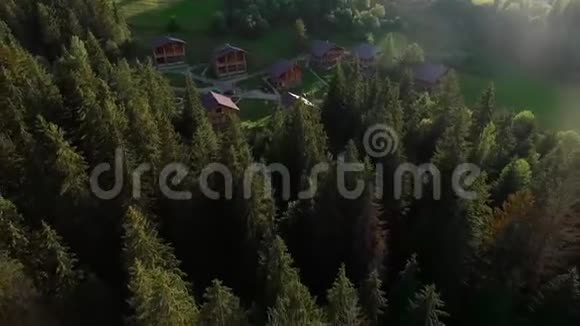 德伦离开了森林和山脉中间的小山村视频的预览图