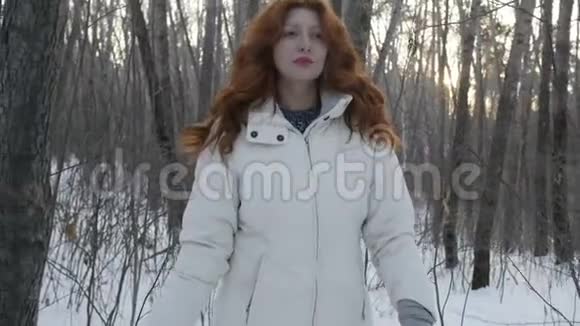 冬天公园的美女视频的预览图