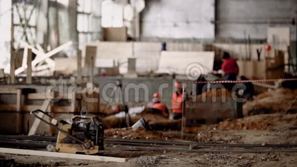 一个成年建筑师考虑一个正在施工的建筑工地一个人把这个物体与视频的预览图