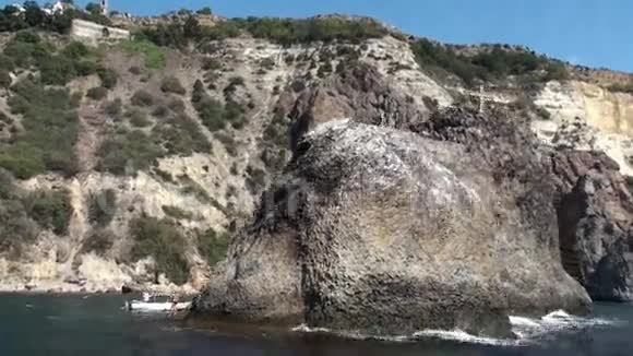 大海中的大石头视频的预览图