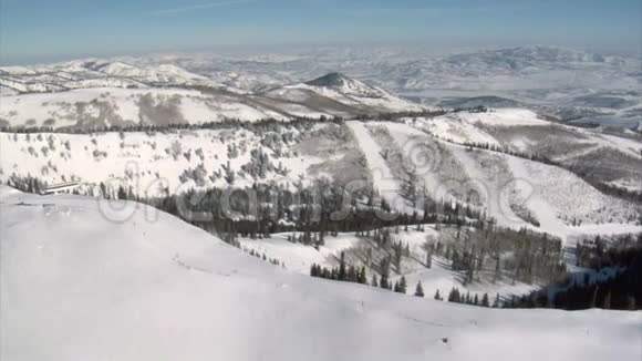 带雪的滑雪场空中射击视频的预览图