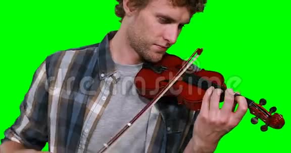 男乐师拉小提琴时唱歌的特写视频的预览图
