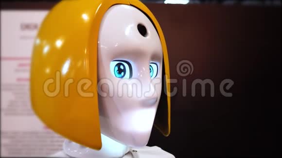 一个机器人女人的头类似于男人的特写视频的预览图