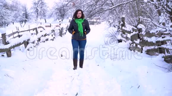 年轻漂亮的女孩正在户外雪地上散步视频的预览图