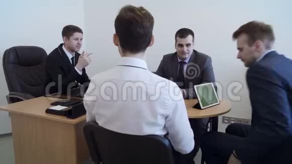 青年商务人士小组在办公室开会视频的预览图