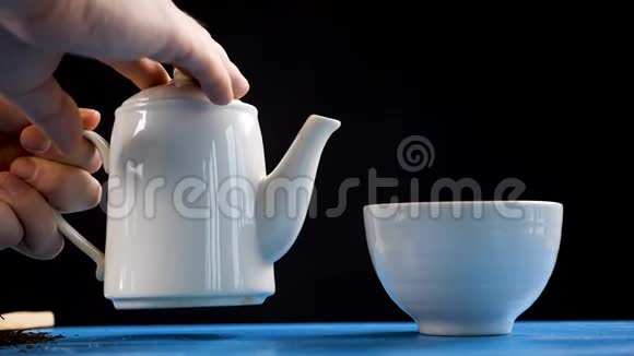 从杯子里的水壶里倒茶视频的预览图