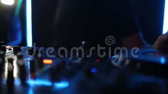 音乐背景DJ夜总会迪杰唱片播放器视频的预览图