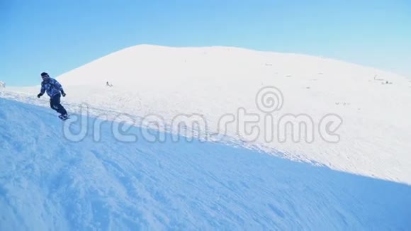 滑雪者沿着被雪覆盖的山坡移动视频的预览图