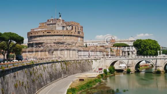 在一个晴朗的夏日圣安杰洛罗马城堡和蒂伯河上的桥视频的预览图