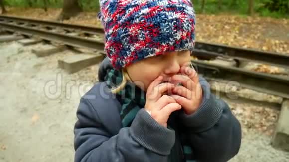 女孩在森林里迷路了哭了起来有声音的录像这孩子在大声哭视频的预览图