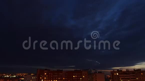 蓝云笼罩晚城黄昏云景时间表视频的预览图