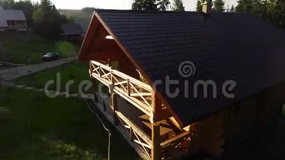这座木制小屋在森林附近被太阳照亮视频的预览图