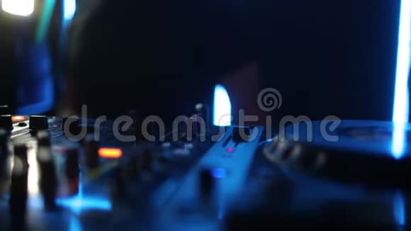 音乐背景DJ夜总会迪杰唱片播放器视频的预览图