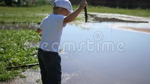一个孩子在池塘附近玩耍户外游戏视频的预览图