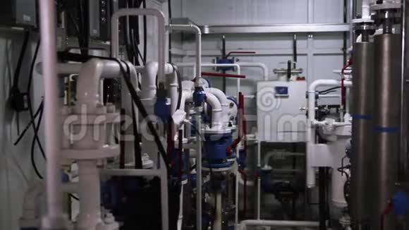 泵房内系统安装场景锅炉房的管道水加热电源供水现代视频的预览图