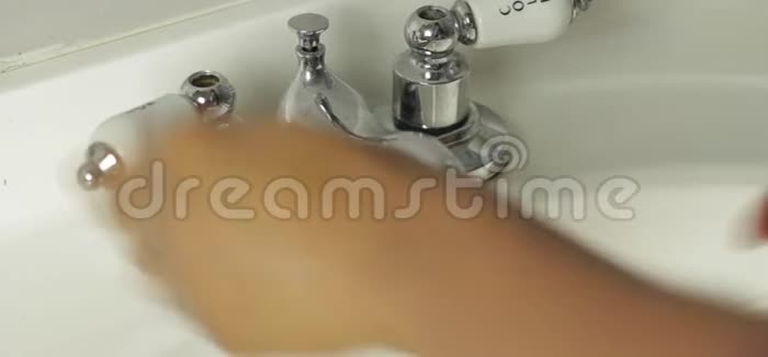 人们在浴室洗手池里用淡水洗手视频的预览图