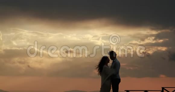 随风而逝一对可爱的夫妇抱着彼此温柔站在山上美丽的红色和视频的预览图