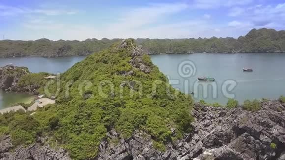 山峰漫游显示海洋湾上景视频的预览图