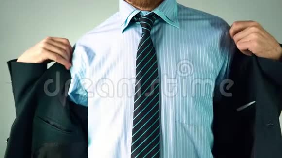 一个时髦的男人穿西装系领带和夹克看上去很优雅视频的预览图