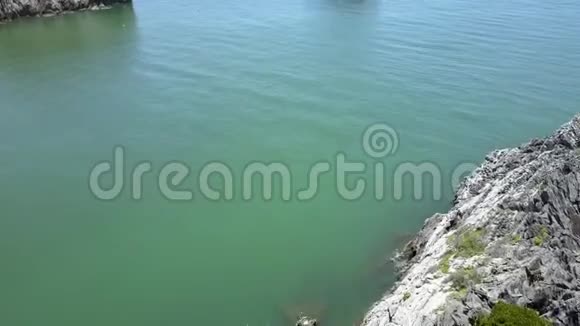 从绿松石水到陡崖岛的摄像机视频的预览图