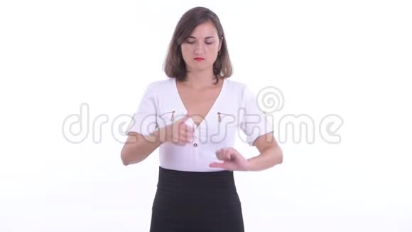 困惑的女商人在竖起大拇指和竖起大拇指之间做出选择视频的预览图