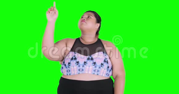 超重女性触摸虚拟屏幕视频的预览图