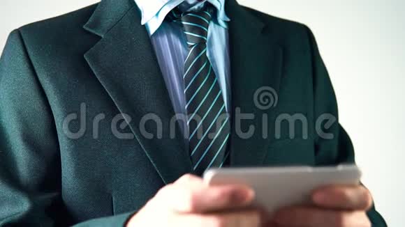 那个穿着时髦西装打领带的商人用电话优雅商人视频的预览图