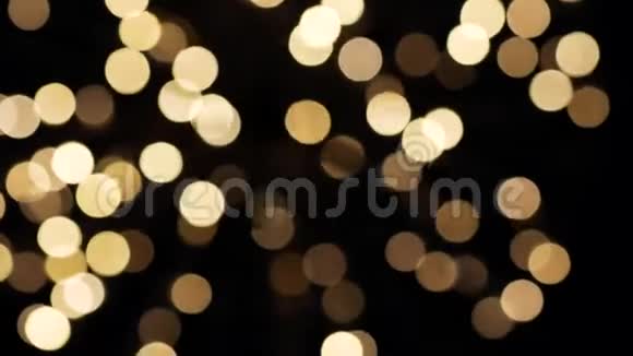 模糊的黄色圣诞灯光背景视频的预览图