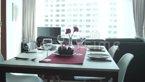 橱窗旁现代公寓宴会的美丽片段慢动作3840x2160视频的预览图