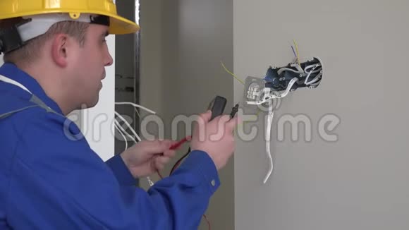专业电工使用专用工具检查墙壁插座电压视频的预览图