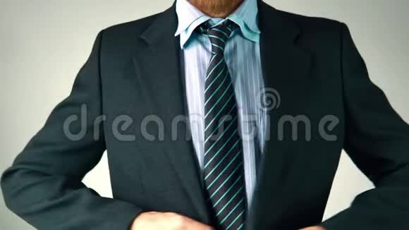 一个男人穿着一套优雅的西装商业主题商人调整外套视频的预览图