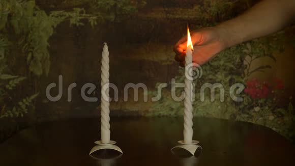 白蜡烛燃烧还款的火柴蜡烛的火焰很慢的动作视频的预览图
