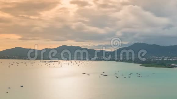 泰国普吉省奥沙龙湾和城市海景美丽的时代景观视频的预览图