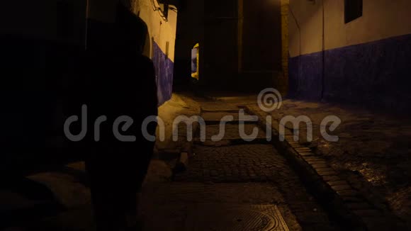 在摩洛哥首都拉巴特卡斯巴街上行走的传统摩洛哥人视频的预览图