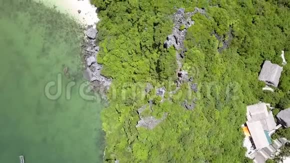 沿着带沙滩的绿岩岛飞行视频的预览图