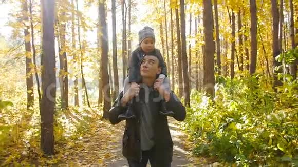 爸爸和小女儿在秋天公园玩得很开心视频的预览图