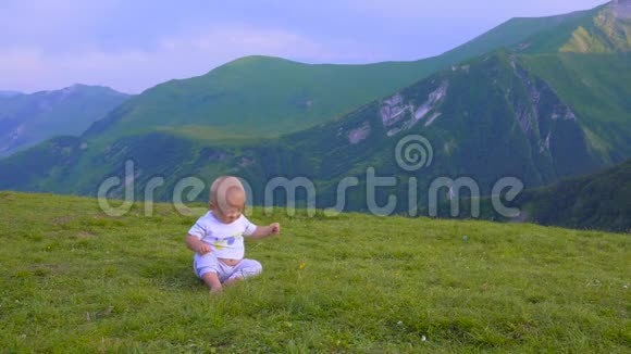 宝贝在山上玩耍坐着微笑视频的预览图