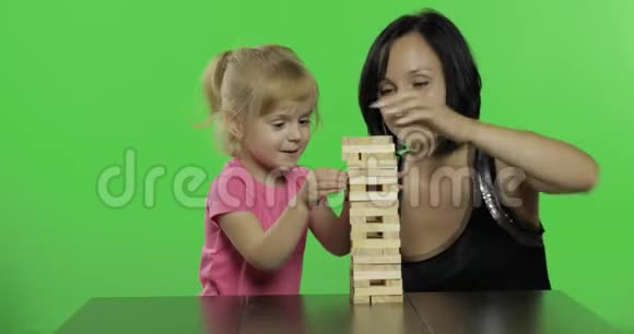 母亲和女儿扮演简加小孩从塔上拉出木块视频的预览图